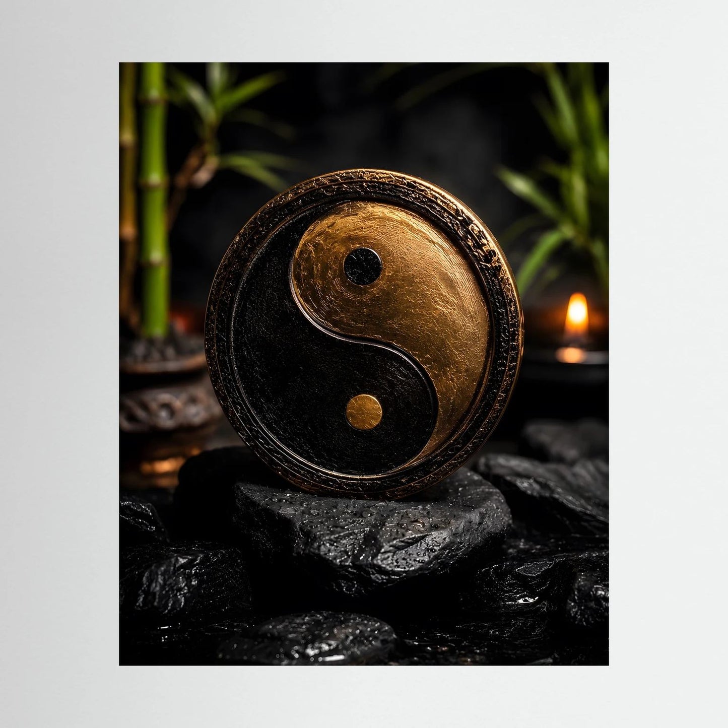 Hochformatiges Yin-Yang-Wandbild mit gold-schwarzem Spiralsymbol auf dunklen Steinen und Kerze