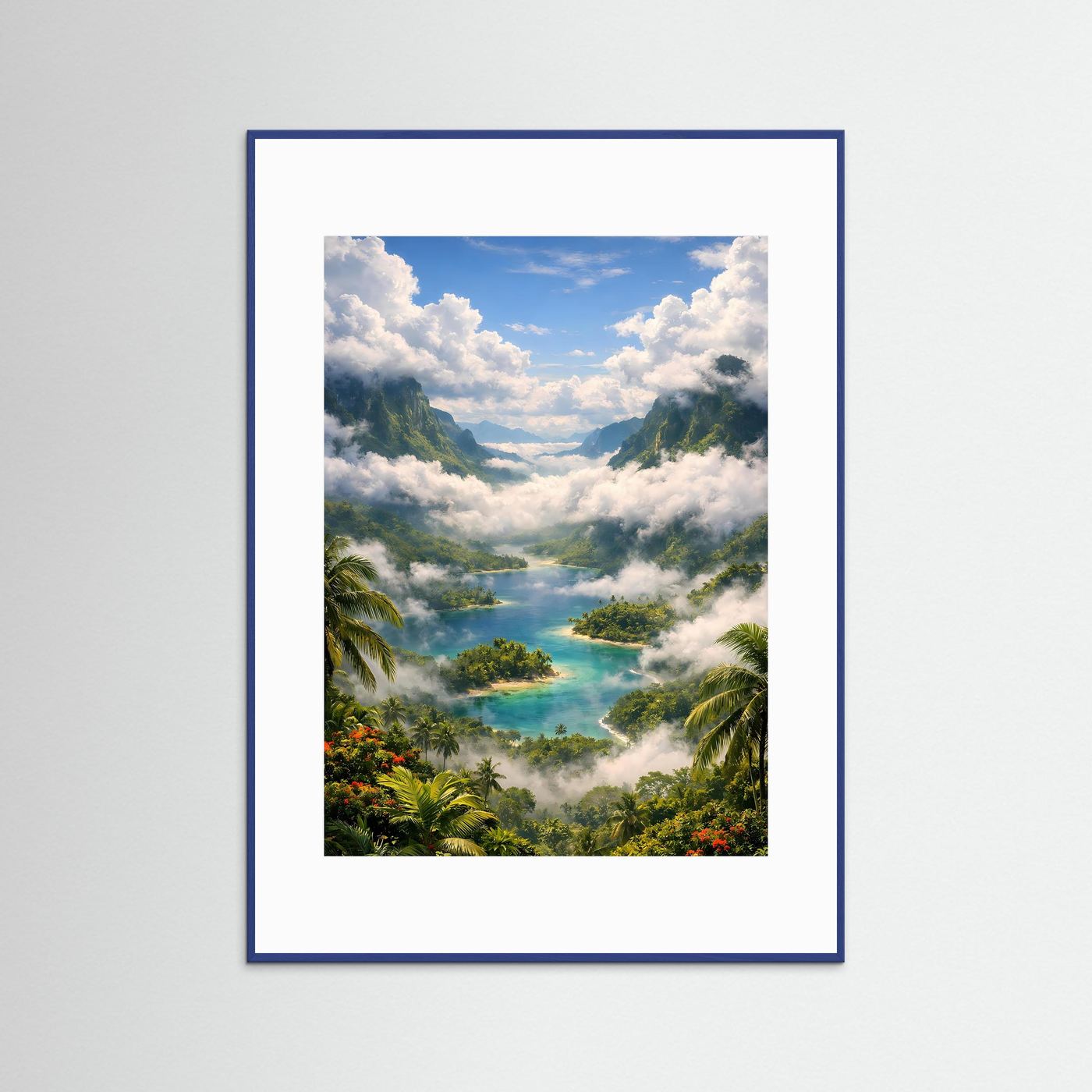 Gerahmtes Tropen-Fjordposter mit Palmen, türkisfarbenem Wasser und Wolkenmeer; blauer Rahmen