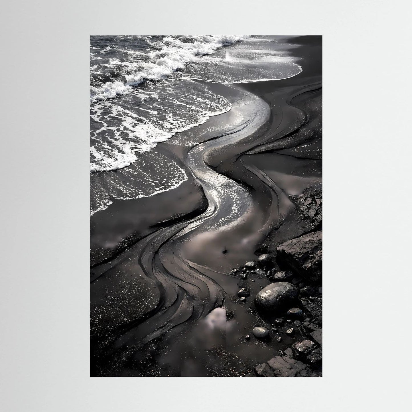 Hochformatiges Strandposter mit schwarzen Meereswellen und nassem Sand