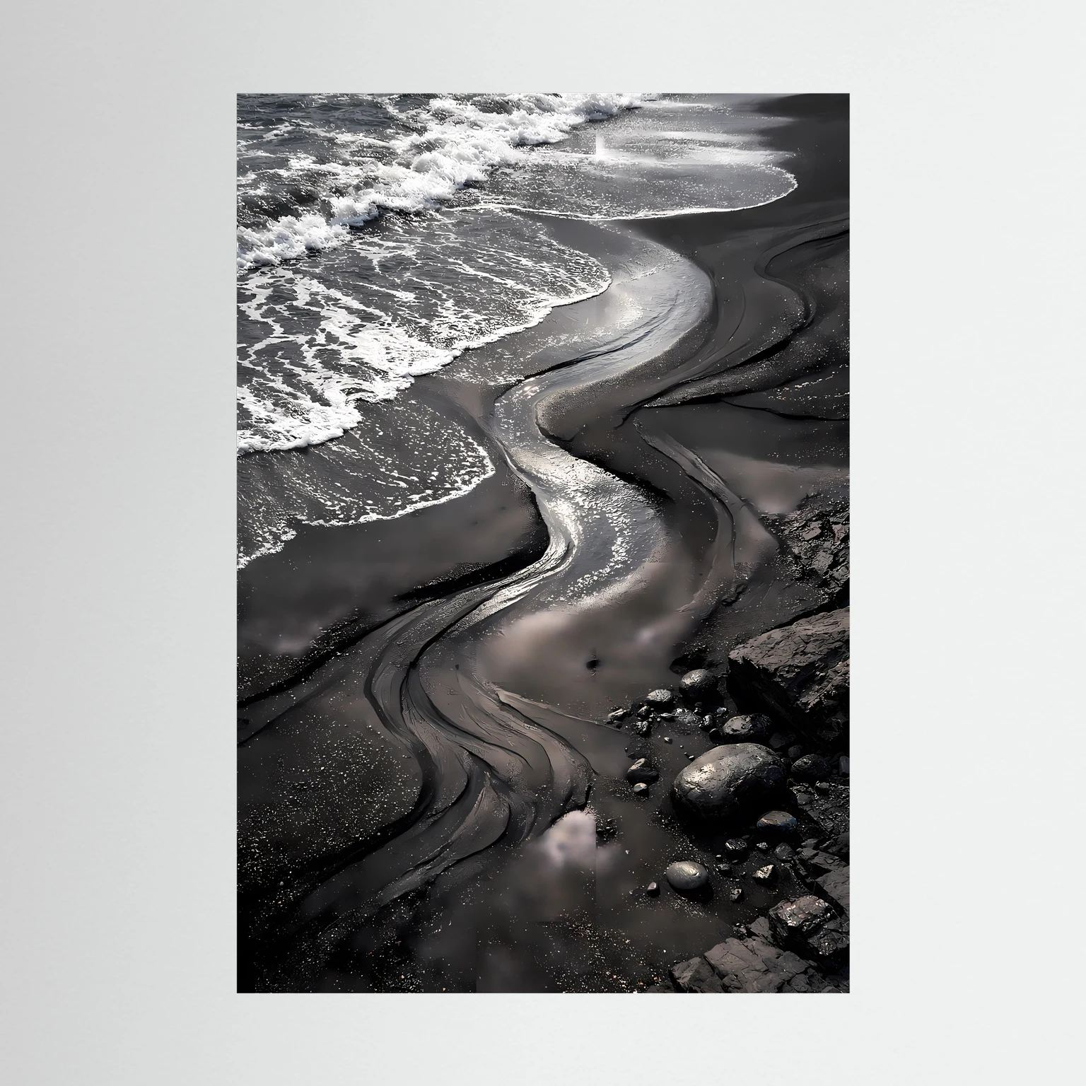Hochformatiges Strandposter mit schwarzen Meereswellen und nassem Sand