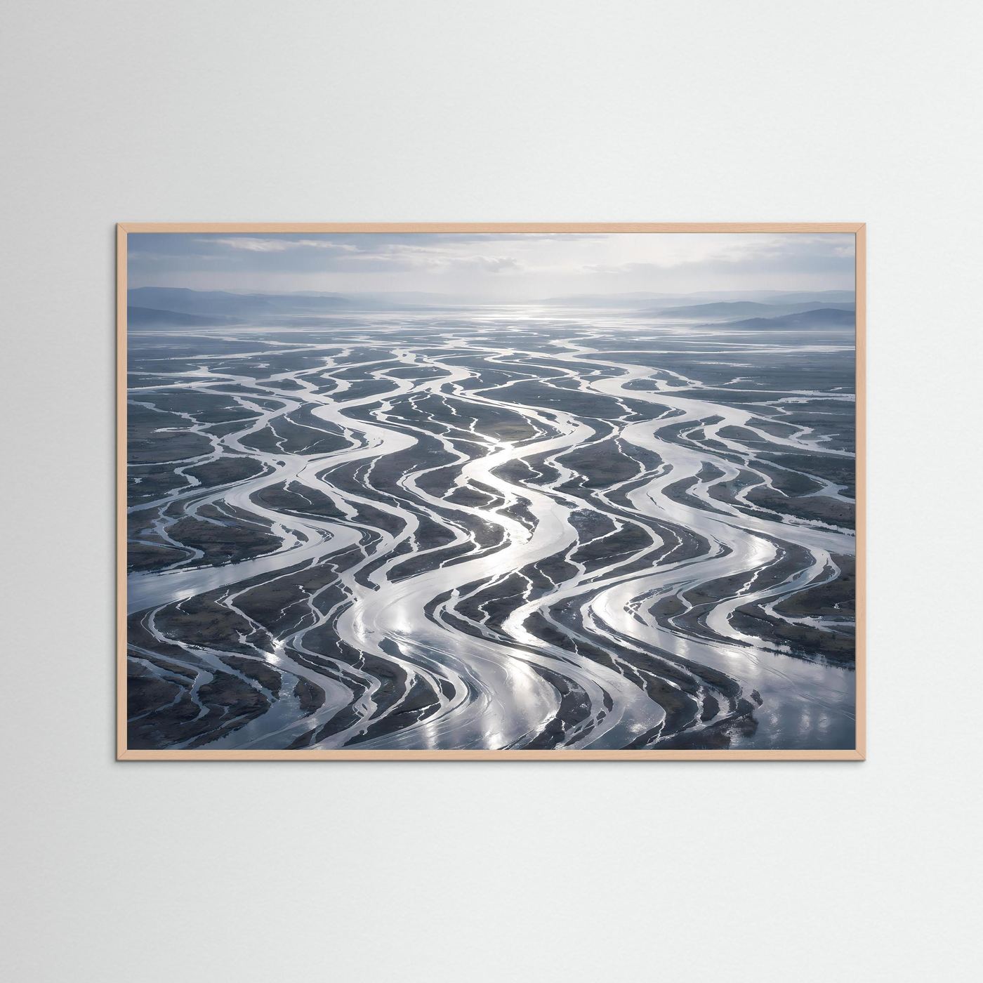 Poster mit beigem Holzrahmen, Vogelperspektive eines Flussdeltas mit verzweigten Wasserwegen.