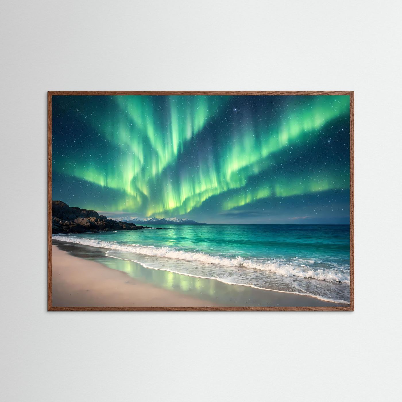 Querformatposter mit Polarlicht über dem Strand im braunen Holzrahmen.