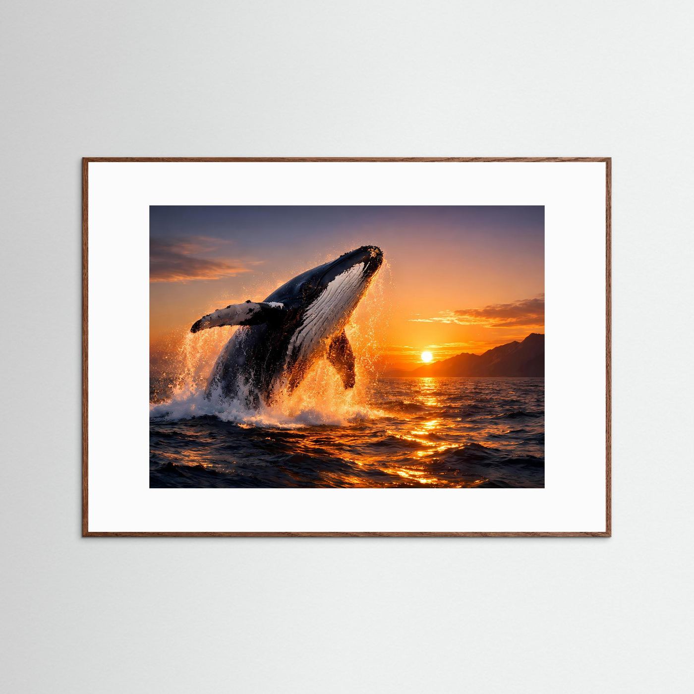 Gerahmtes Panorama-Wandposter mit springendem Buckelwal am Meer bei Sonnenuntergang, Eiche dunkel