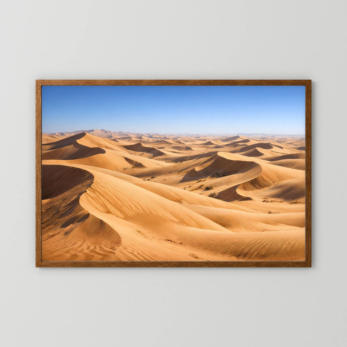 Panorama-Sanddünen-Poster im braunen Holzrahmen, goldene Dünen und blauer Himmel
