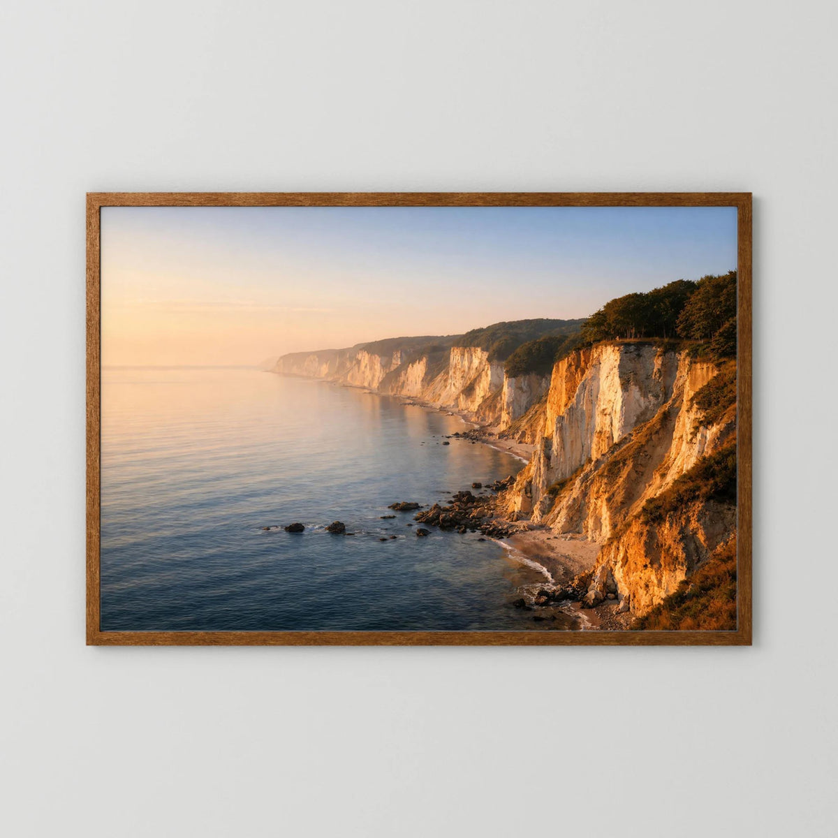 Ostsee-Wandbild im Querformat mit Kreidefelsen, gerahmt in braunem Holz