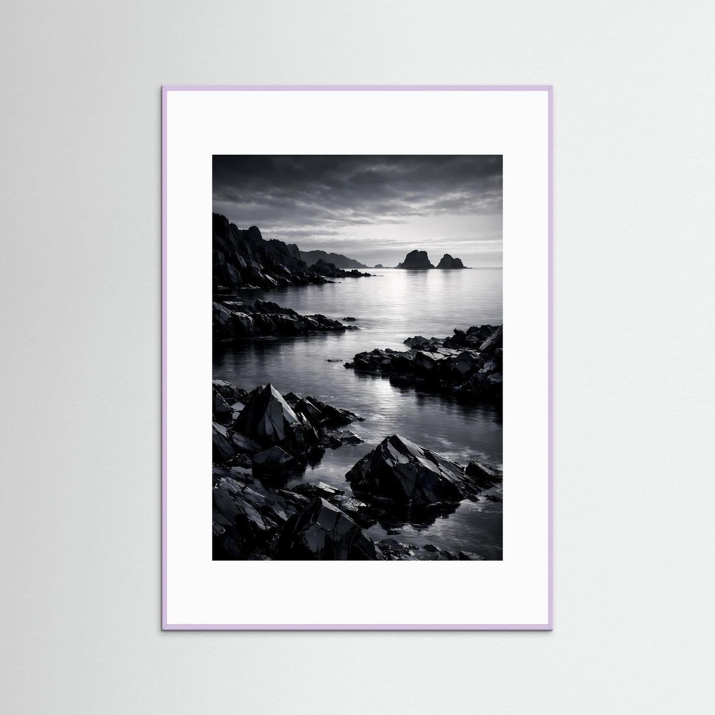 Schwarz-weißes Küstenfoto-Poster im weißen Rahmen mit violettem Rand