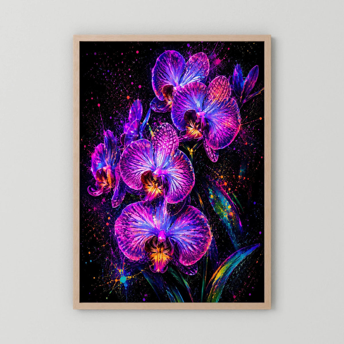 Hochformatiges Blumenposter mit leuchtenden Orchideenblüten in Neon-Pink und Violett, naturfarbener Holzrahmen