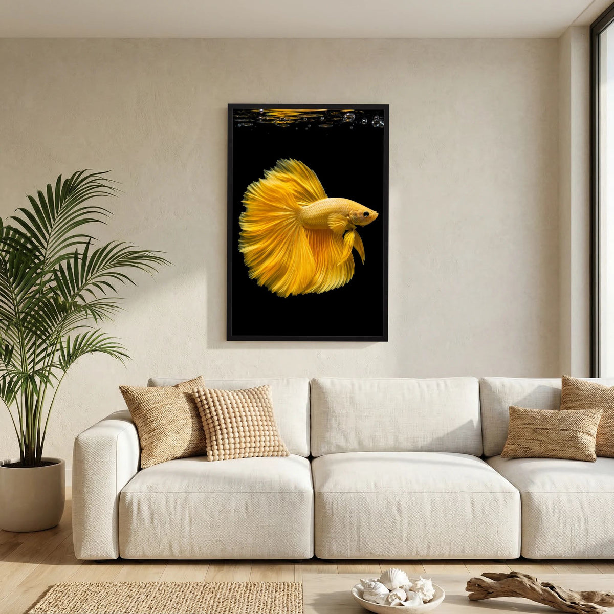 Kunstposter mit goldenem Kampffisch und gelben Flossen in schwarzem Rahmen