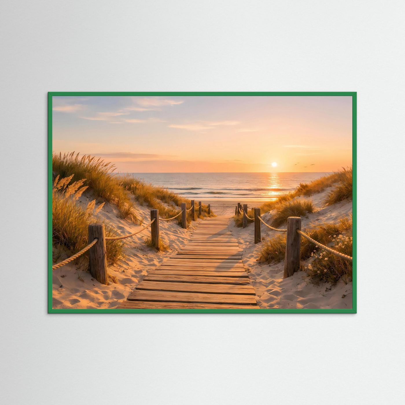 Wandbild mit grünem Rahmen: Holzweg durch Dünen zum Meer bei Sonnenuntergang
