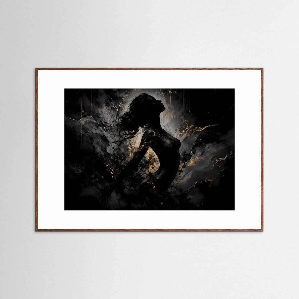 Wandbild mit abstrakter Frauensilhouette in Schwarz und Gold, im braunen Holzrahmen