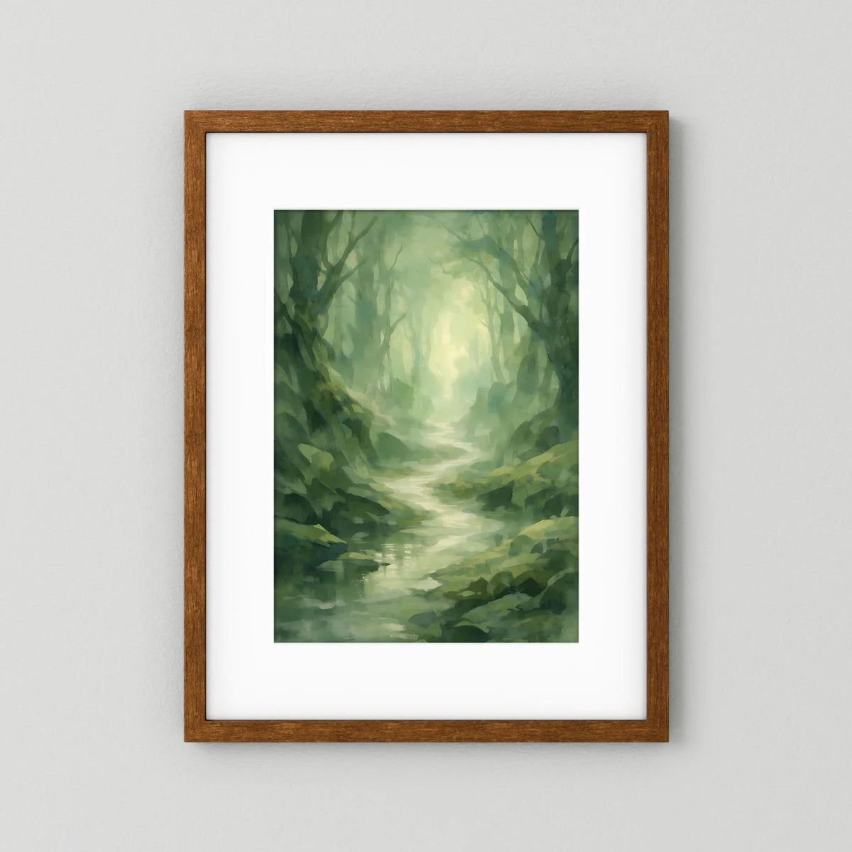 Waldposter Hochformat mit grünem Nebelwald und Bachlauf, brauner Holzrahmen mit weißem Rand