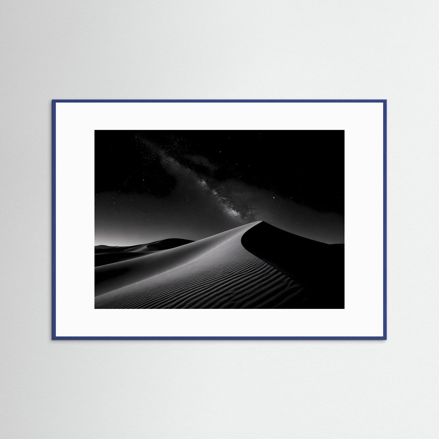 Querformat-Poster: schwarzweißes Wüstendünenmotiv, Nachtlandschaft, blauer Rahmen