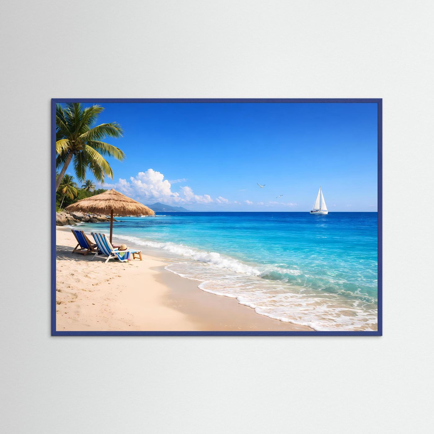 Panorama-Strand-Meer-Poster mit blauem Rand, Segelboot, Palmen, Strandliegen und türkisfarbenem Wasser, quer.
