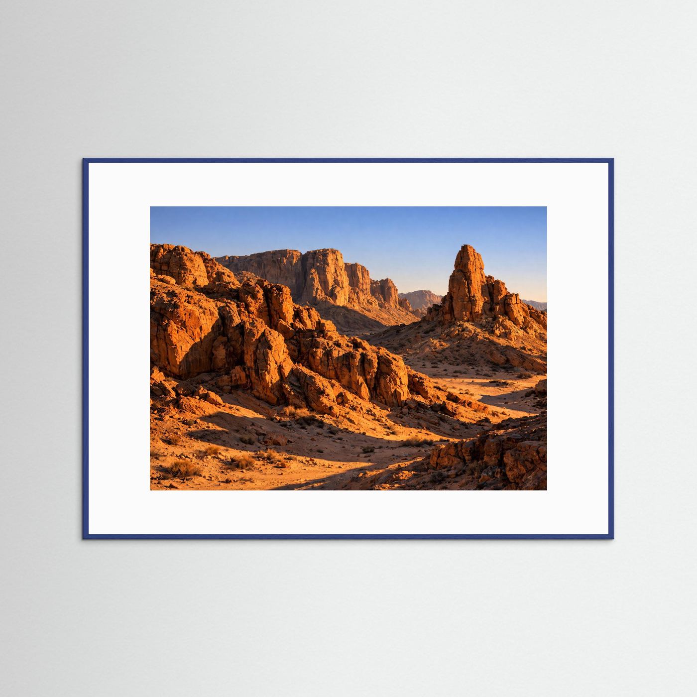 Wüsten-Canyon-Poster im Querformat, blauer Rahmen mit weißem Rand