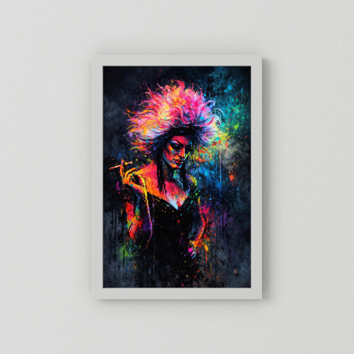 Drag-Queen-Poster im weißen Rahmen mit Zigarette, bunte Perücke und Neon-Grafik