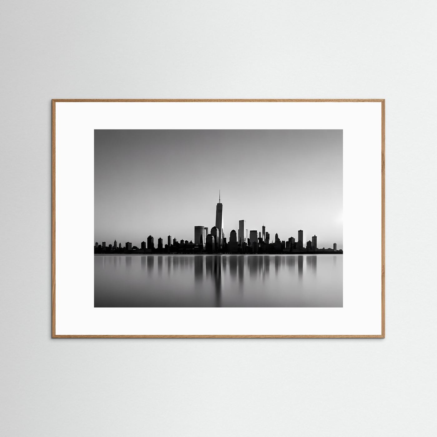 Querformat-Poster mit Schwarzweiß-Skyline, in hellem Holzrahmen mit weißem Rand