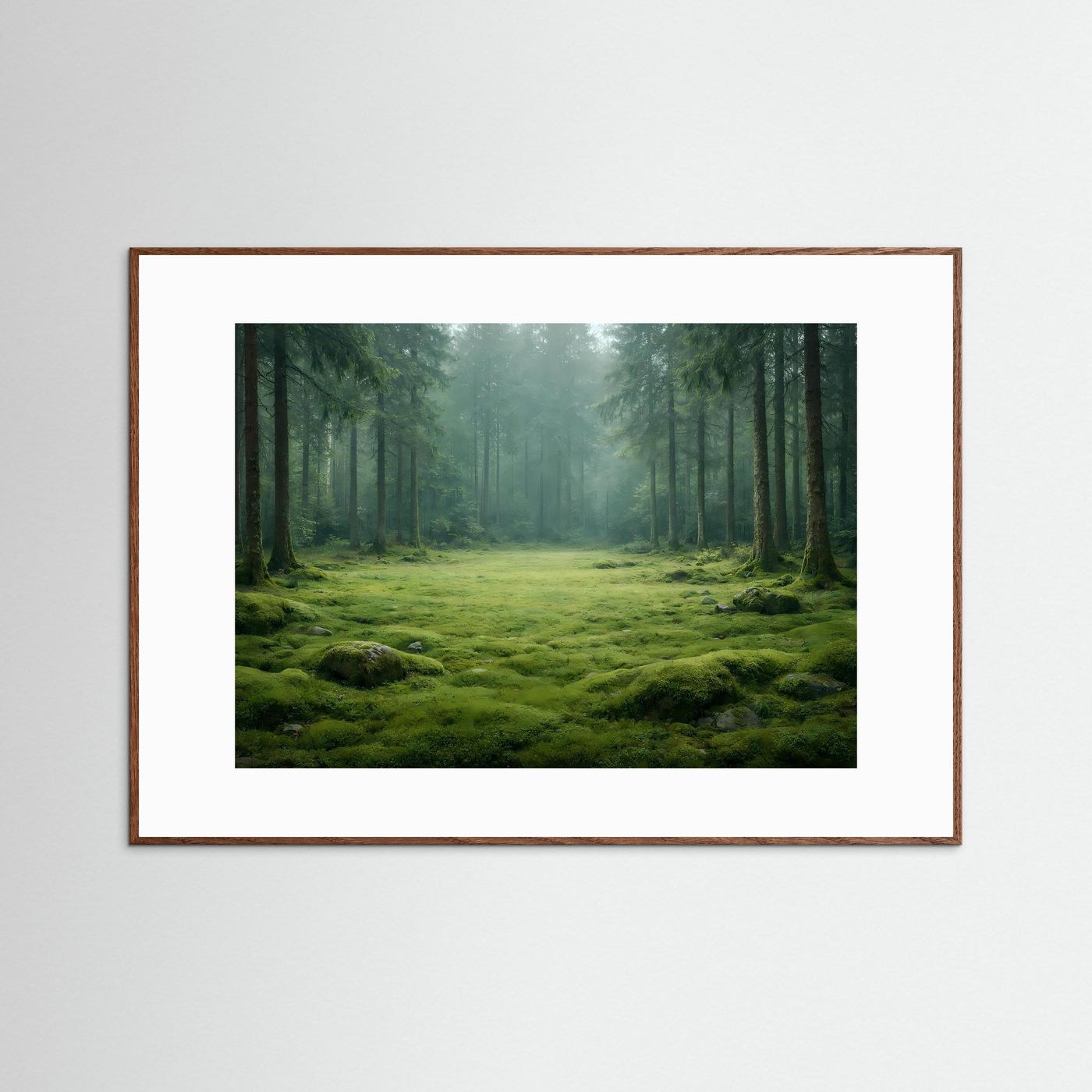 Wandbild mit Waldlandschaft und Moospolster, brauner Holzrahmen im weißen Rand