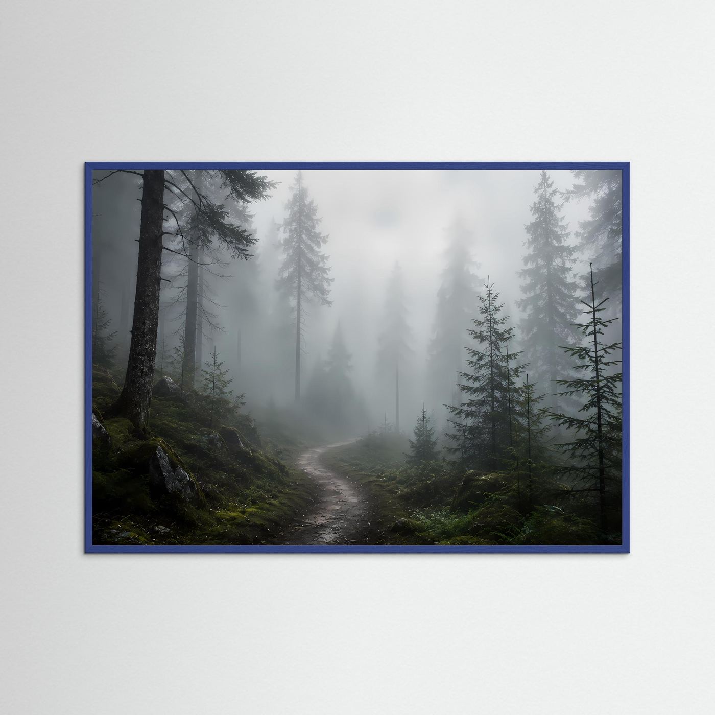 Wandbild mit Nebelwald-Motiv: dunkler Tannenwald und schmaler Waldweg im blauen Rahmen