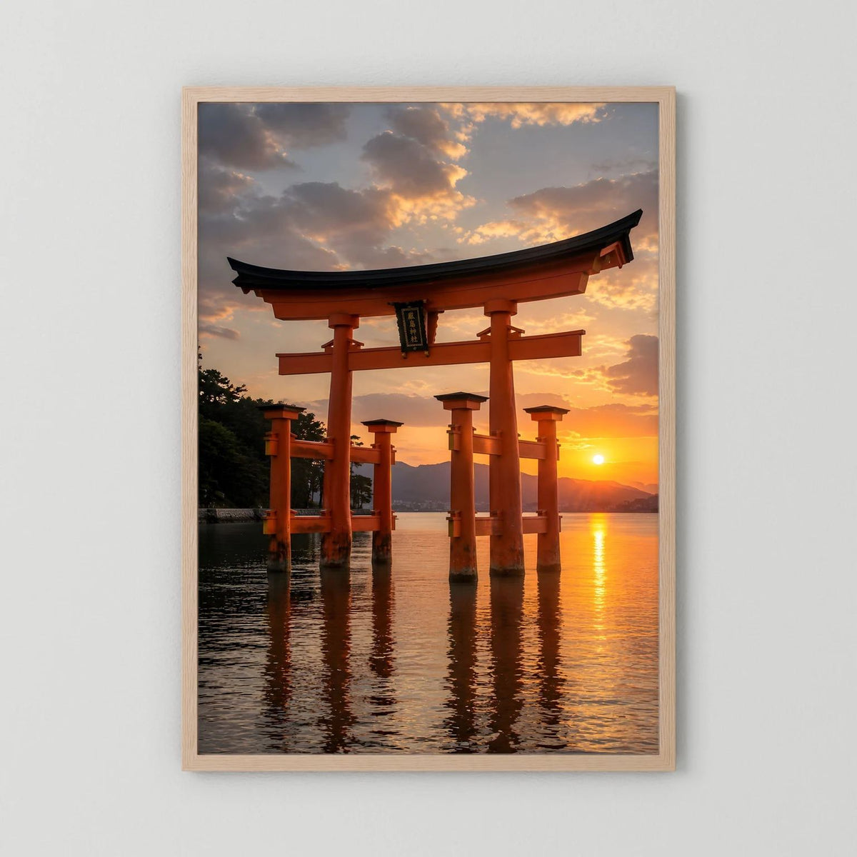 Japan-Torii-Wandposter im hellen Holzrahmen, hochformatig mit Sonnenuntergang und Torii