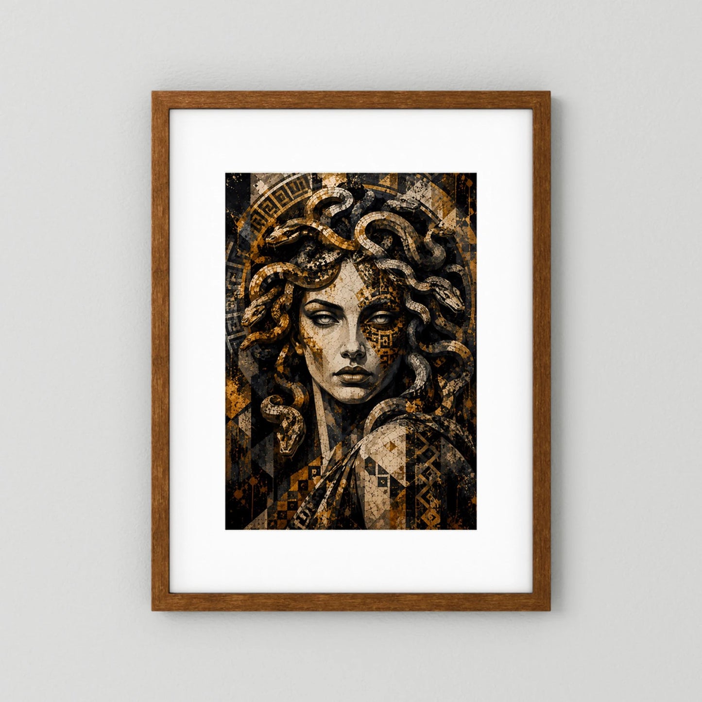 Poster mit Medusa-Mosaik: goldene und schwarze Schlangen, im braunen Holzrahmen