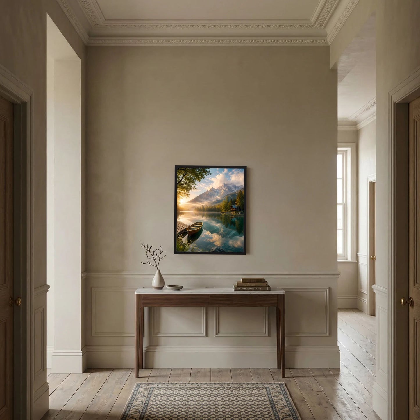 Kunstposter mit Bergsee und Holzboot im Sonnenlicht, schwarzer Rahmen