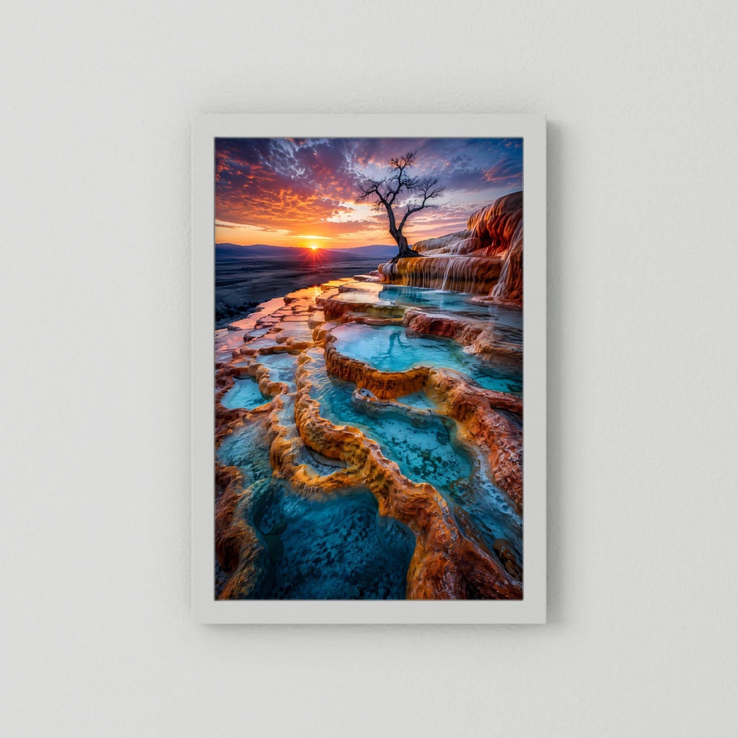 Hochformat-Poster mit türkisfarbenen Felsbecken und Wasserlauf bei Sonnenuntergang, weiß gerahmt