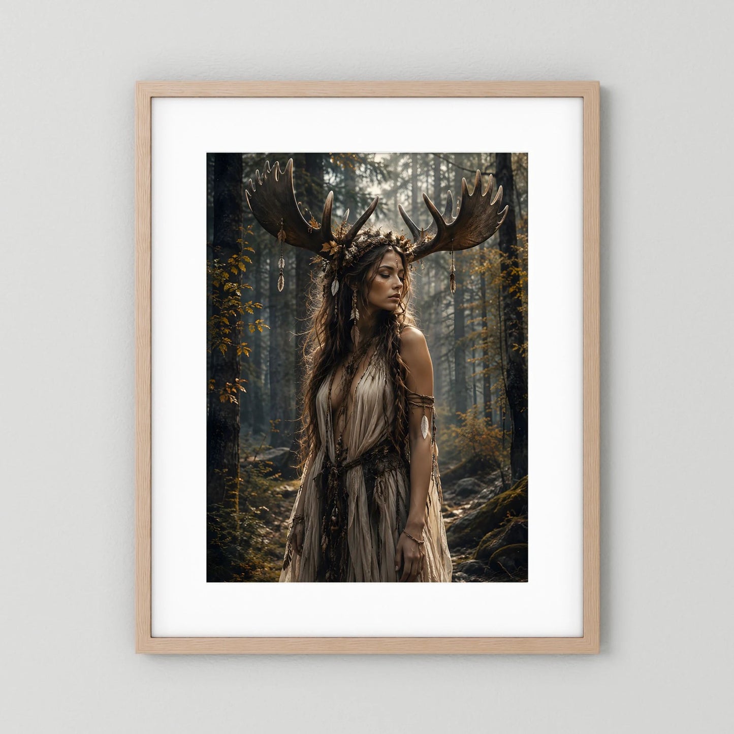 Fantasy-Poster mit Waldgöttin mit Geweih, Holzrahmen hell mit weißem Rand