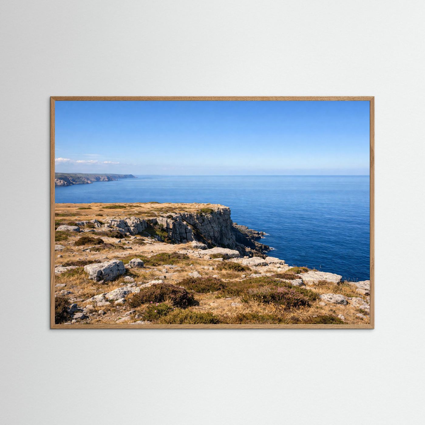 Panoramaposter mit Steilkliff und Meerblick, honigfarbener Rahmen.