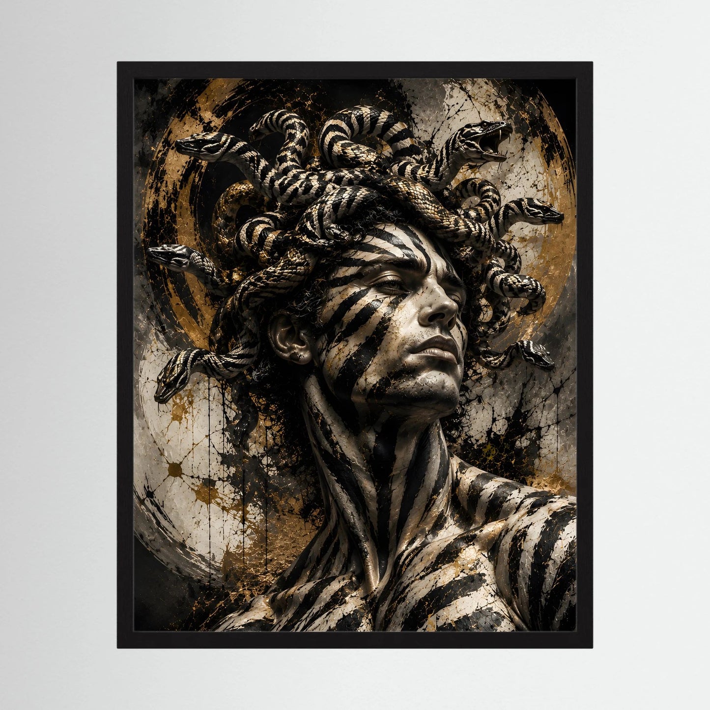 Gerahmtes Hochformat-Poster mit Gorgonenkrieger-Porträt in Schwarz und Gold