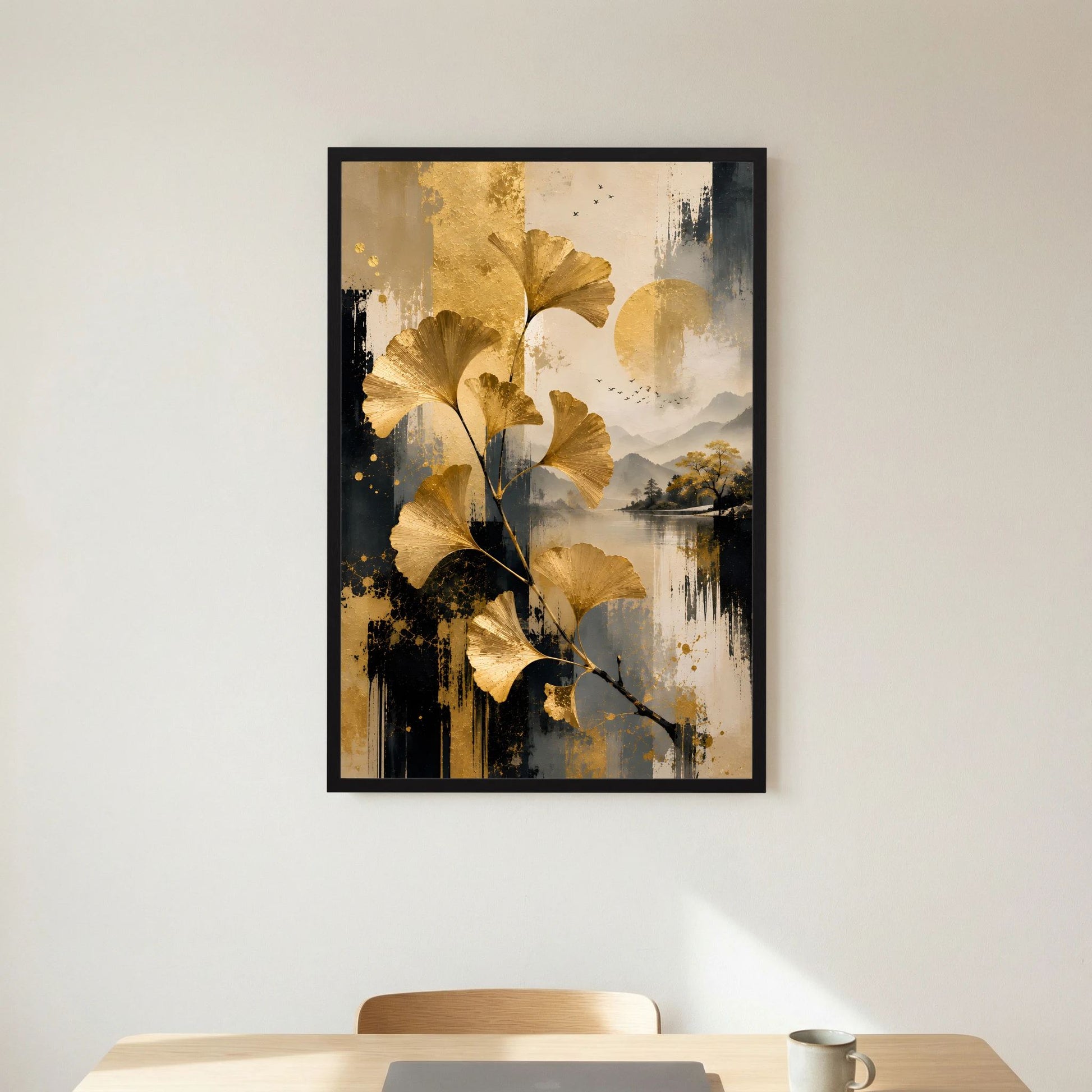 Abstraktes Ginkgo-Kunstposter im schwarzen Rahmen, goldene Blätter über See-Elementen