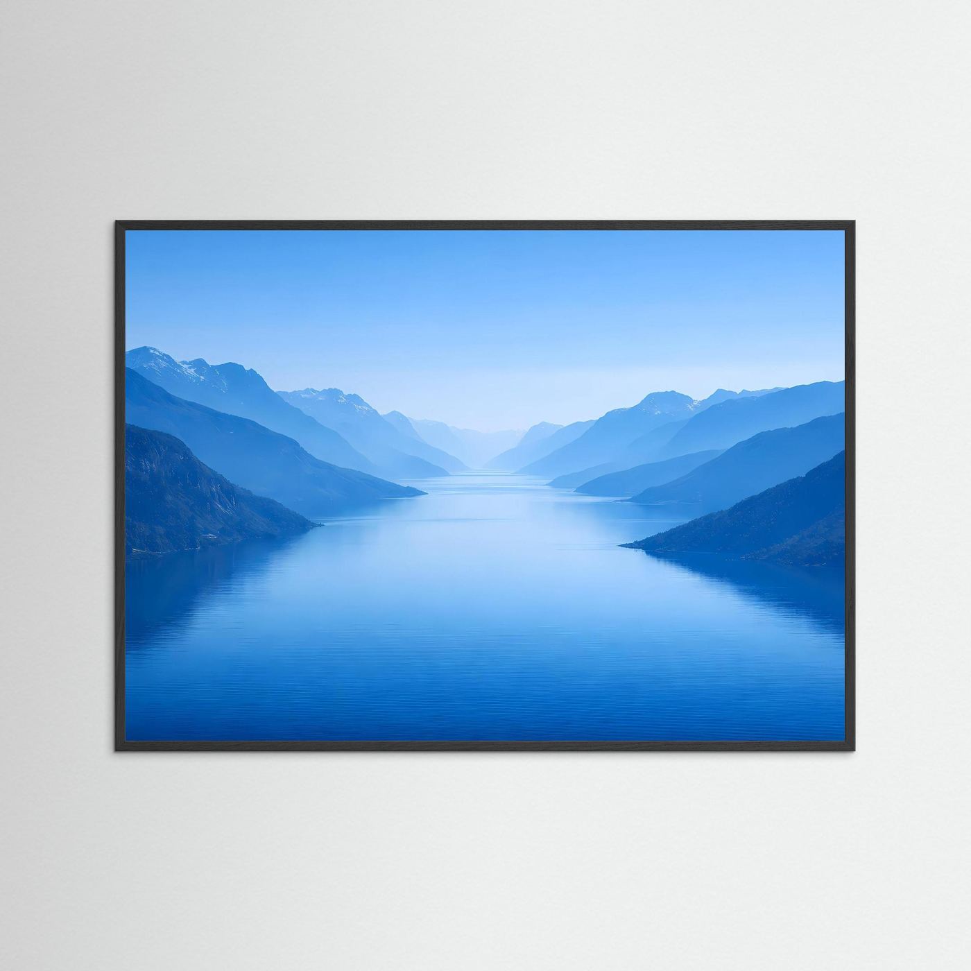 Querformatiges Naturposter mit blauem Fjord in schwarzem Rahmen