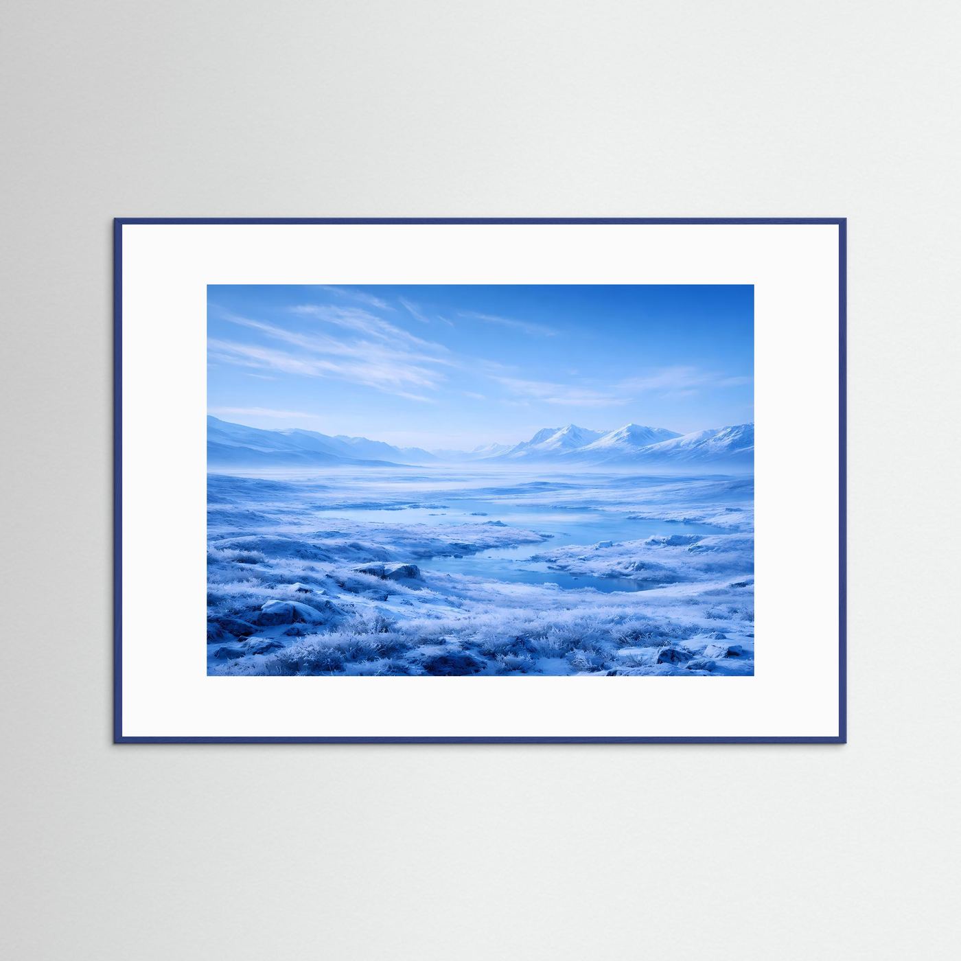Naturposter Querformat mit blauem Bergpanorama im Nebel, blaue Holzrahmung