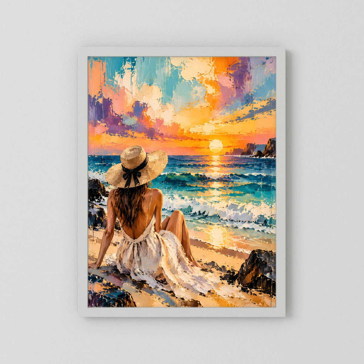 Poster mit weißem Rand: Frau am Strand mit Strohhut, abstrakte Sonnenuntergangsfarben in Türkis/Orange