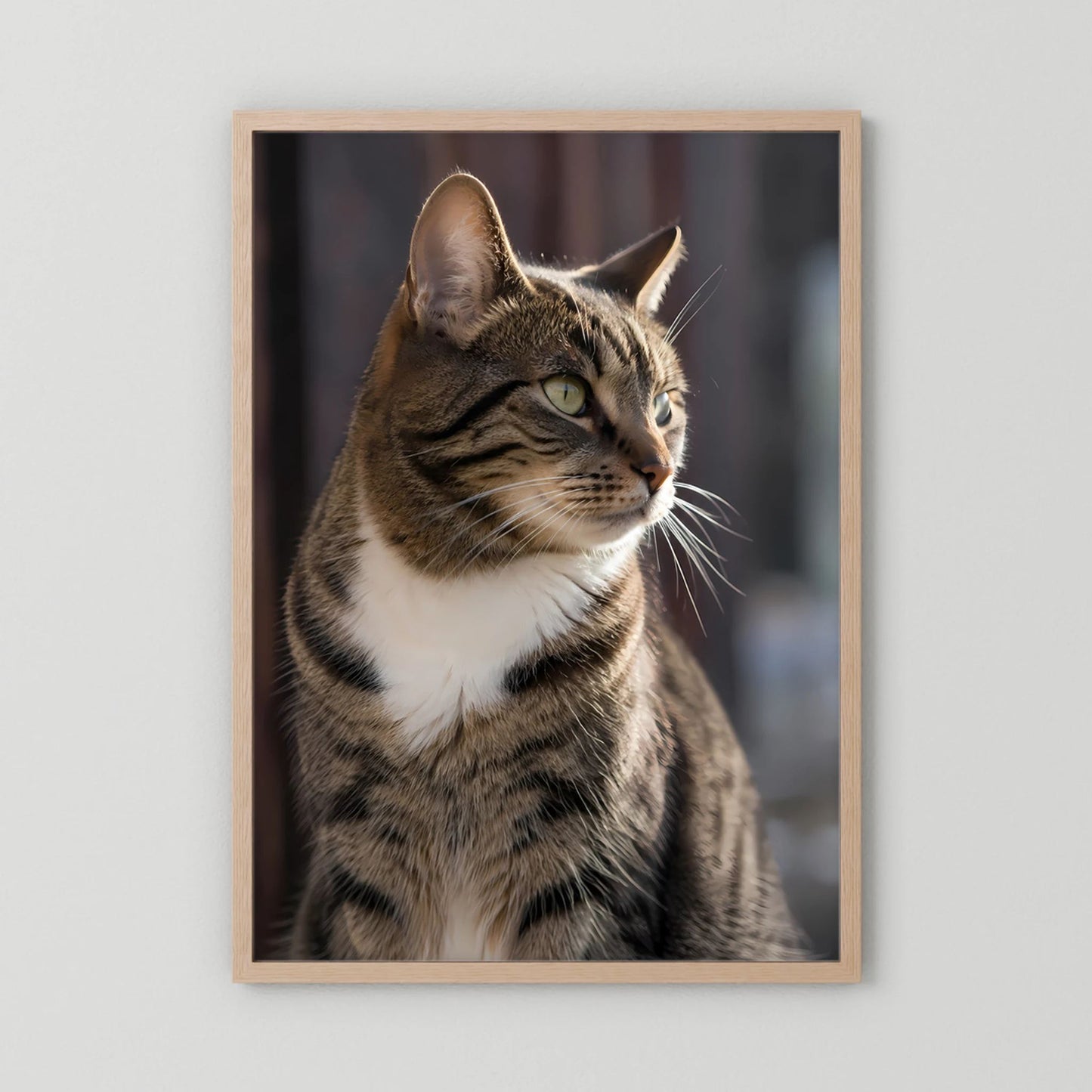 Poster mit getigerter Katze im Hochformat, Holzrahmen in hellem Braun