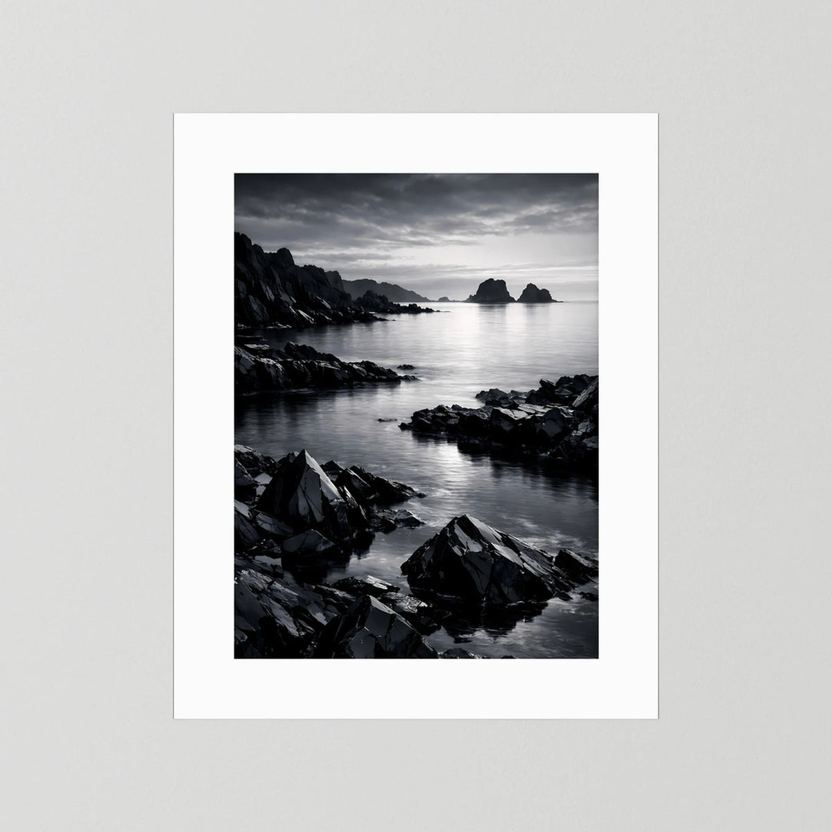 Schwarzweißer Küsten-Landschaftsdruck mit weißem Rahmen, Hochformat
