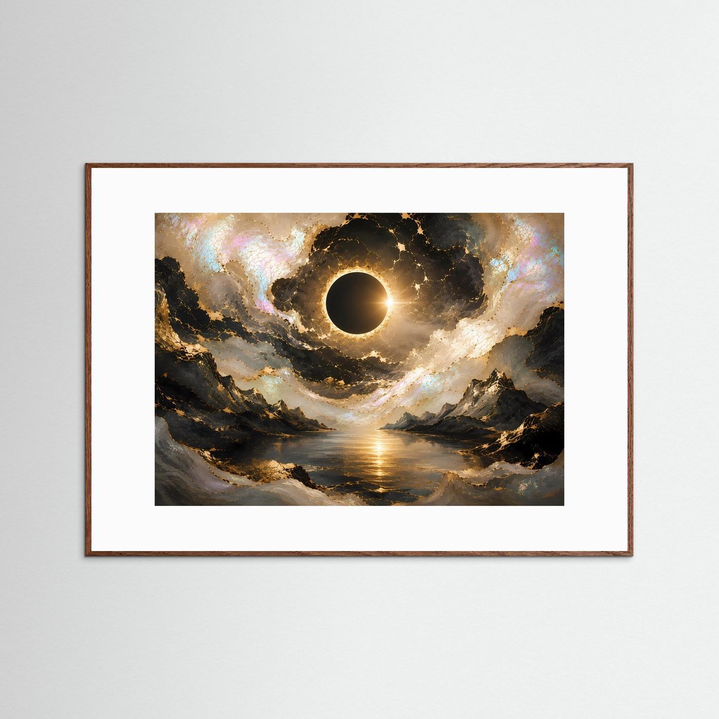 Gerahmtes Poster mit Sonnenfinsternis über Berglandschaft, schwarzem und goldenem Himmel, braunem Rahmen