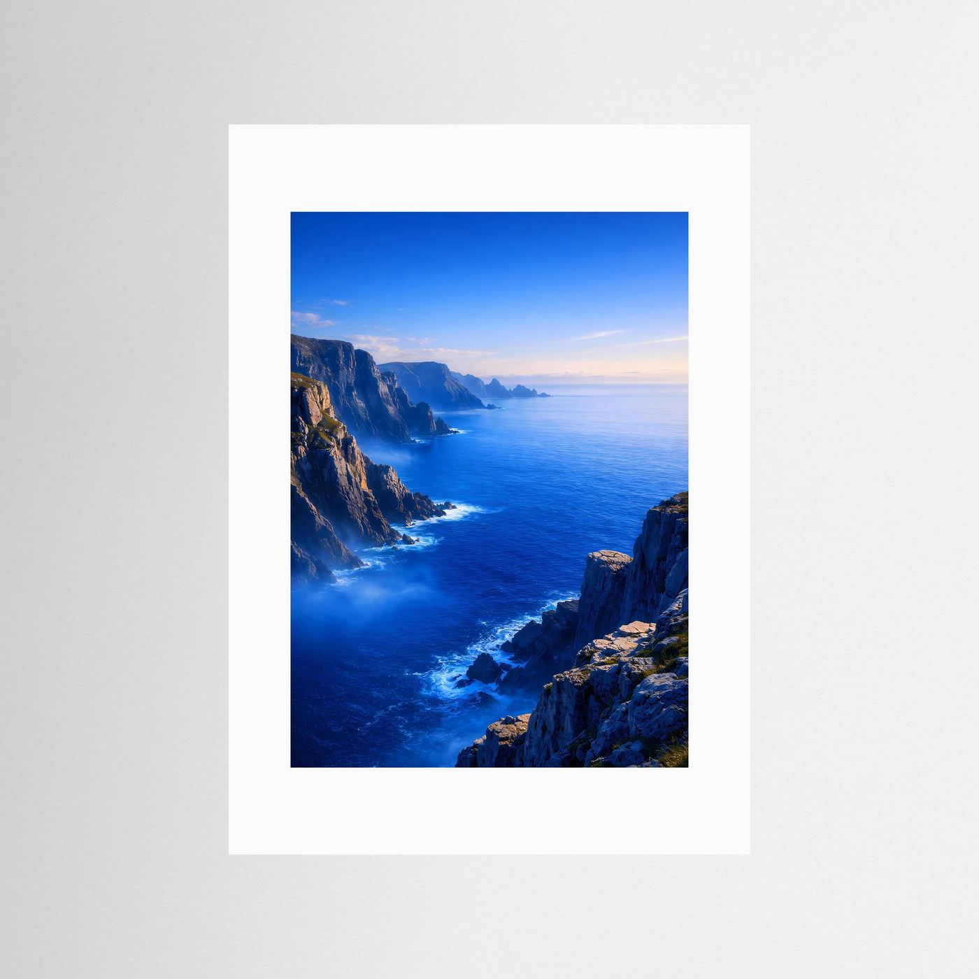 Ozean-Klippenposter im Hochformat, blaues Meer und Felsenküste, mit weißem Passepartout