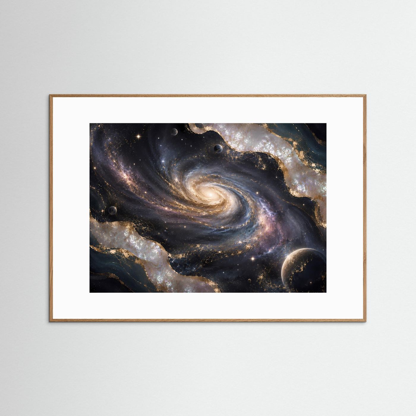 Poster mit Galaxie und Planeten in Blau-Gold, Querformat, hellbrauner Holzrahmen