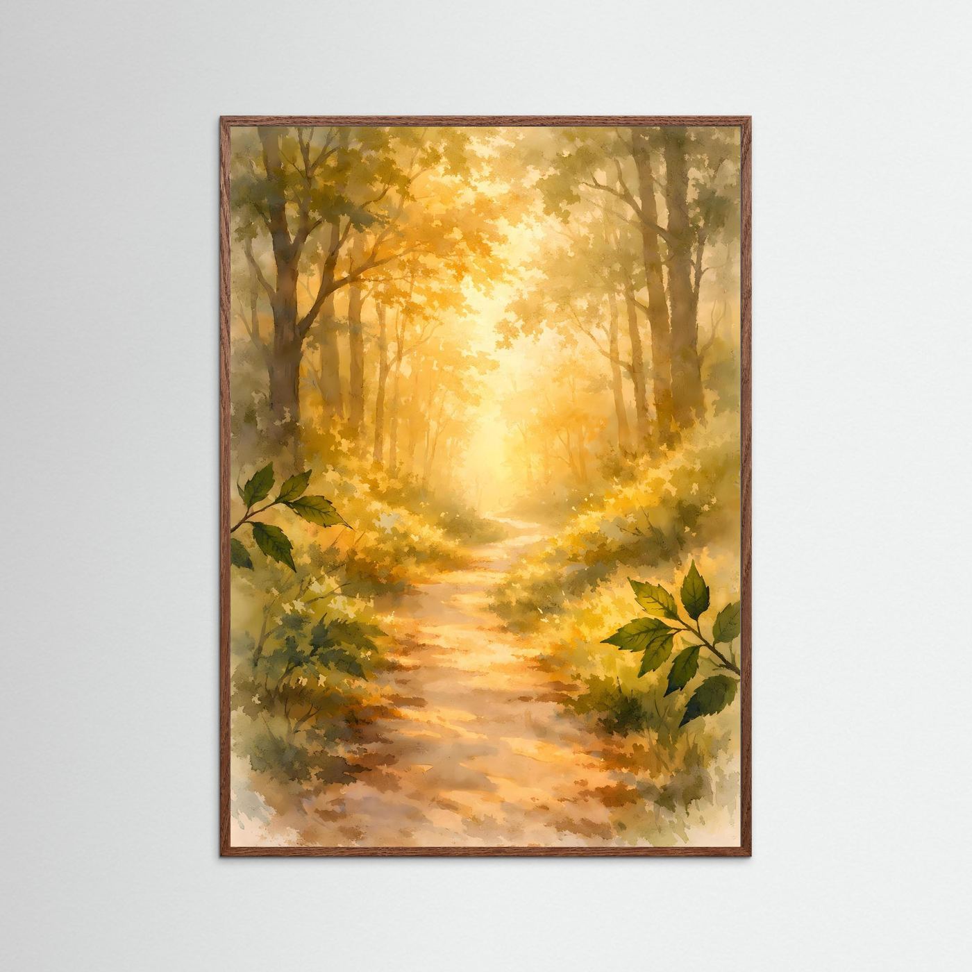Waldposter mit Sonnenlicht-Pfad zwischen Bäumen, warmes Gelb-Grün, brauner Holzrahmen, Hochformat