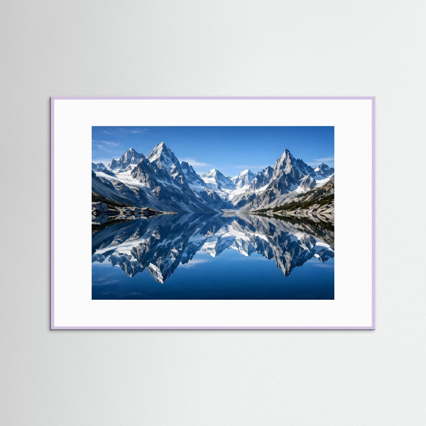 Wandbild mit Alpenlandschaft und spiegelndem See, heller Rahmen