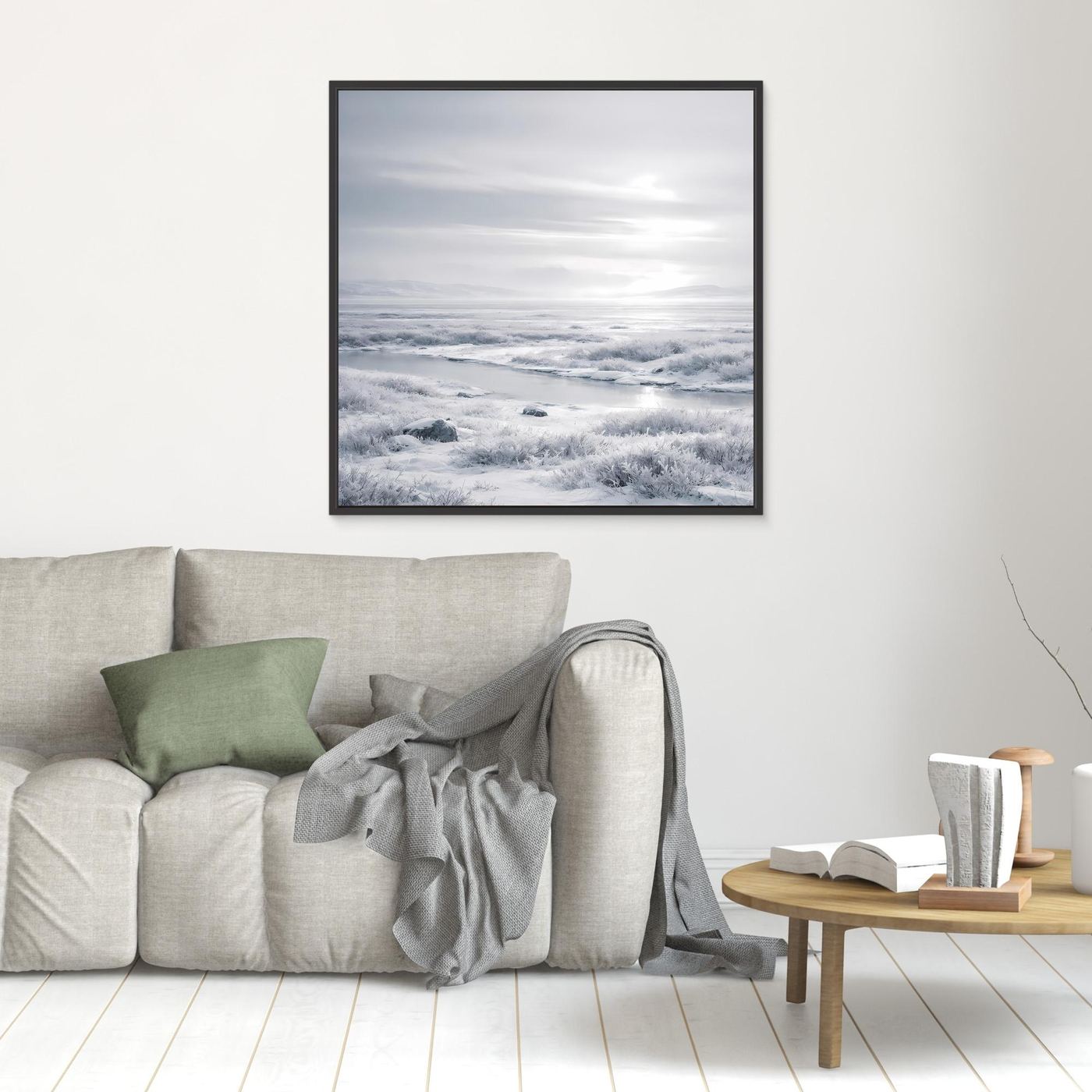 Leinwandbild mit schwarzem Rahmen und verschneiter Winterlandschaft, im Wohnbereich aufgehängt