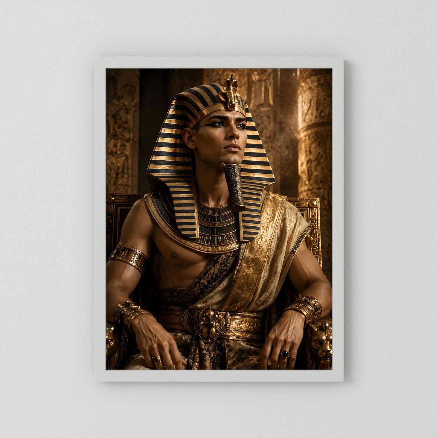 Wandposter mit weißem Passepartout und schwarzem Rahmen: ägyptischer Pharao, goldenes Gewand