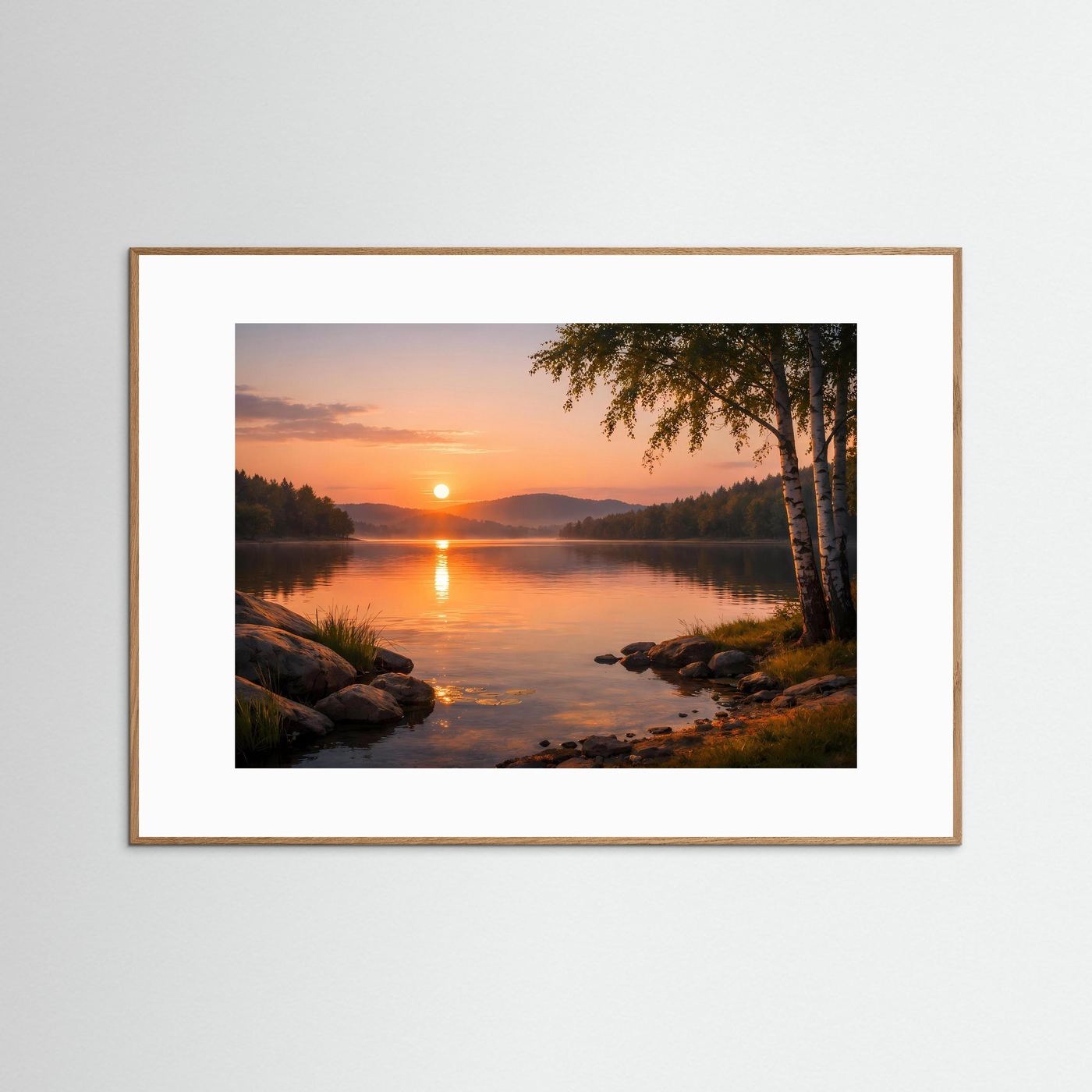 Panorama-Naturposter mit Sonnenuntergang am See, Birken am Ufer, im hellen Holzrahmen