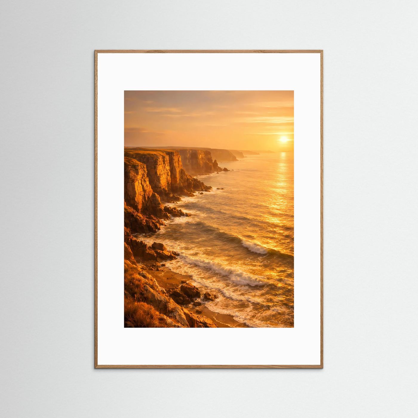 Steilküsten-Poster mit Sonnenuntergang, goldbrauner Holzrahmen