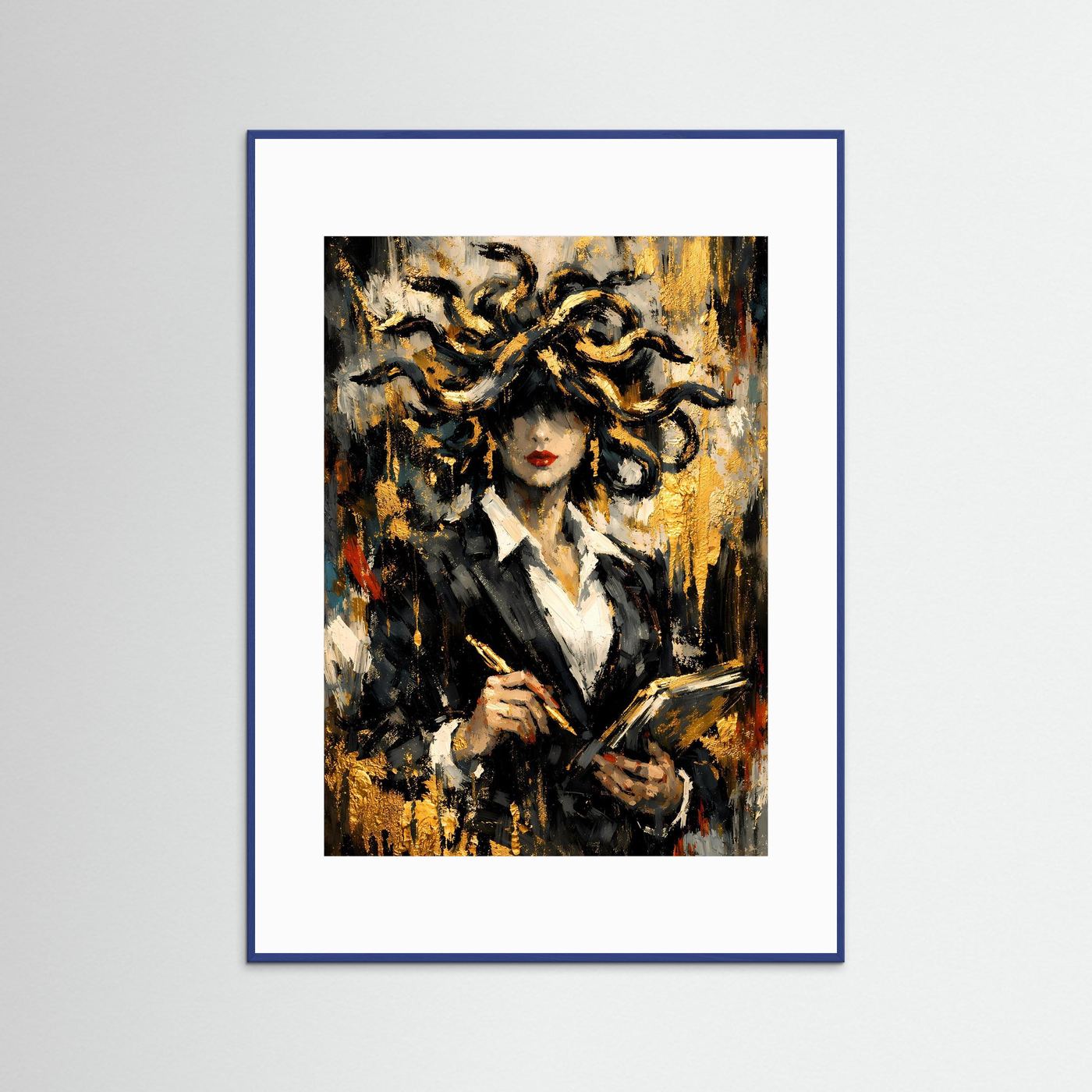 Hochformatiger Kunstdruck mit Medusa-Figur in Gold und Schwarz, im blauem Rahmen