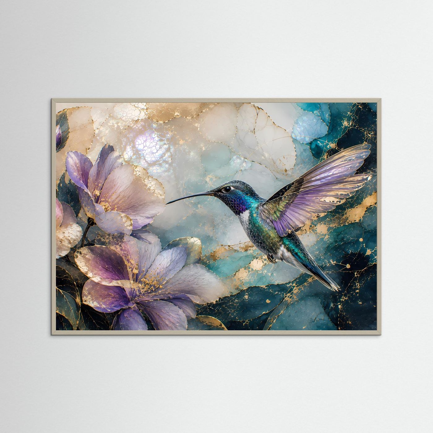 Wandbild mit Kolibri und violetten Blüten in Türkis, im hellbraunen Holzrahmen