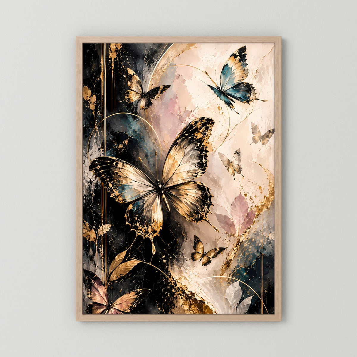 Poster mit Schmetterlingen in Gold, Schwarz und Blau, in hellem Holzrahmen.