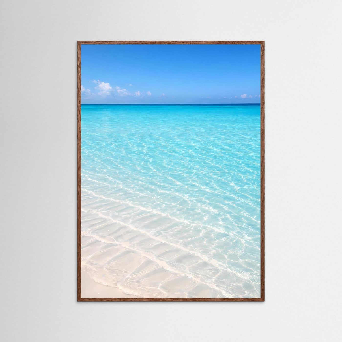 Ozeanposter im Hochformat mit türkisblauem Meer, im braunen Holzrahmen