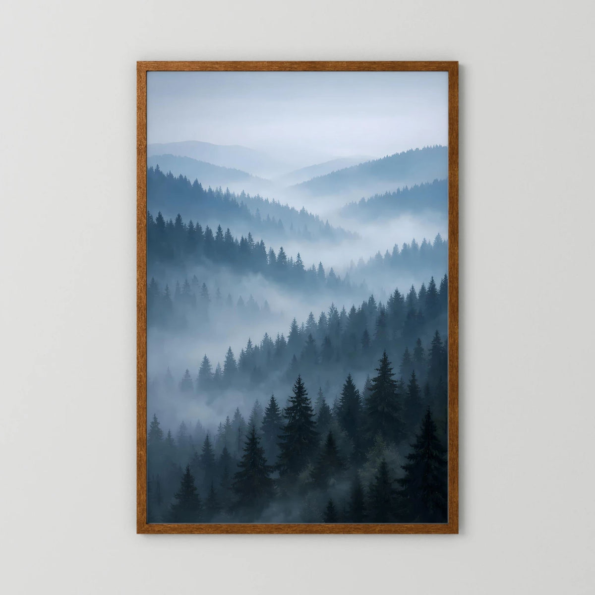 Hochformatiges Naturposter mit nebligem Tannenwald und Bergen, brauner Holzrahmen