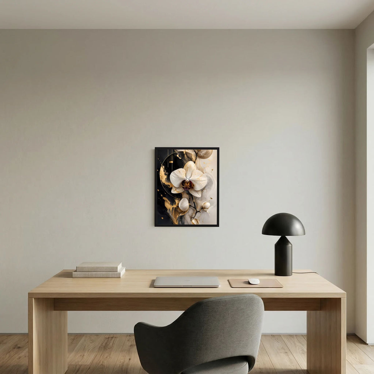 Poster mit weißen Orchideen im schwarzen Rahmen über dem Schreibtisch
